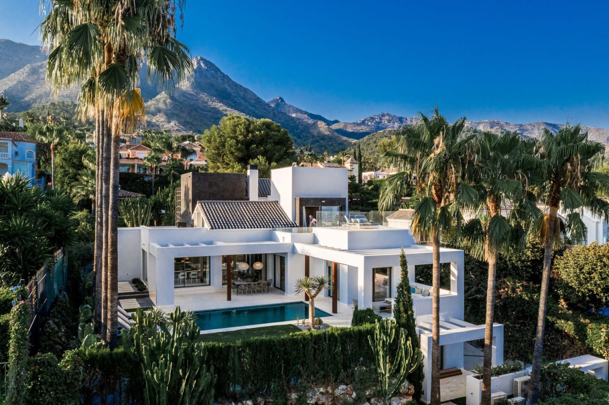 White villa with palm trees and mountain views in Marbella